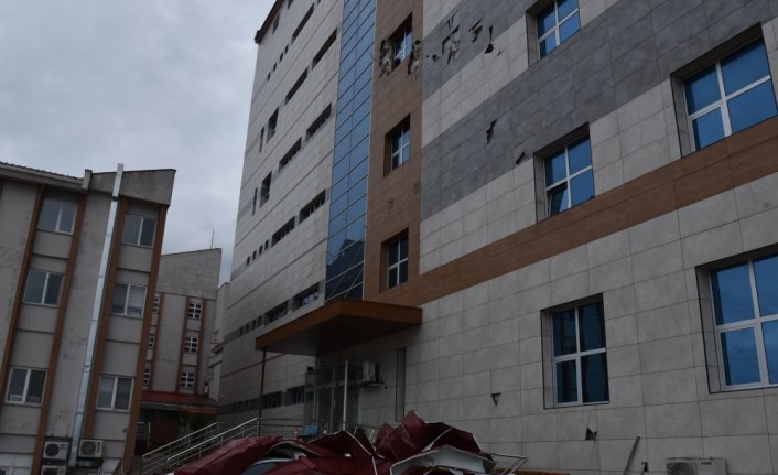 Giresun'da fırtına nedeniyle hastane çatısı ve otomobil zarar gördü