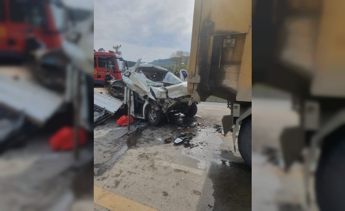 Kamyon ile kamyonetin çarpıştığı kazada 1 kişi öldü, 1 kişi yaralandı