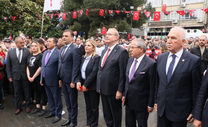 CHP Genel Başkan Yardımcısı ve Parti Sözcüsü Faik Öztrak, Samsun'da Onur Anıtı'na çelenk sundu