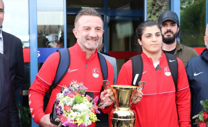 Dünya şampiyonu Busenaz Sürmeneli, memleketi Trabzon'da coşkuyla karşılandı: