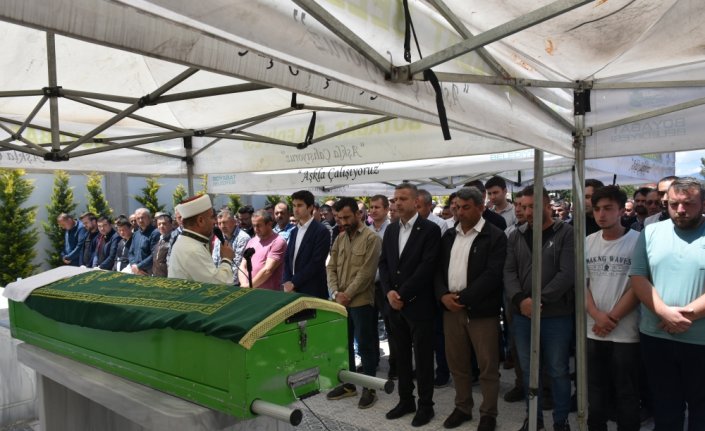 Sinop'ta üzerine ağaç devrilerek ölen orman işçisinin cenazesi toprağa verildi