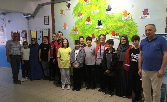 Türk Kızılaydan Akçakoca'daki öğrencilere giysi hediyesi