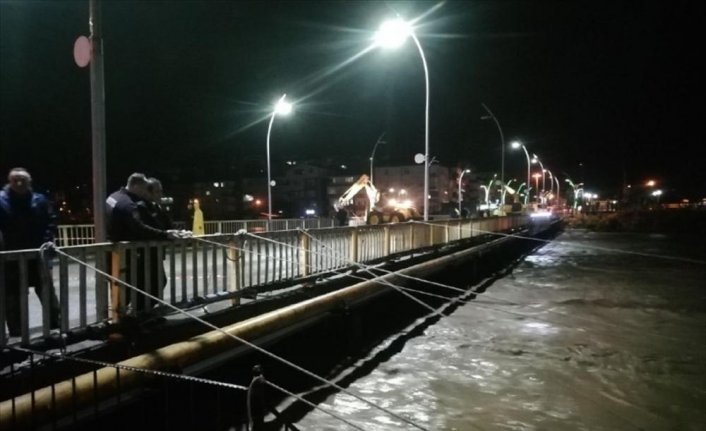 Alaplı'da debisi yükselen ırmak nedeniyle Alaplı Köprüsü yaya ve araç geçişine kapatıldı