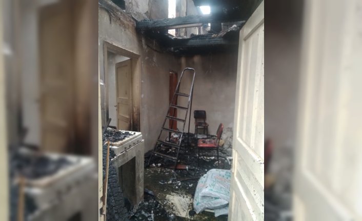 Artvin'de bir köyde çıkan yangında bir binada bulunan 4 daire zarar gördü