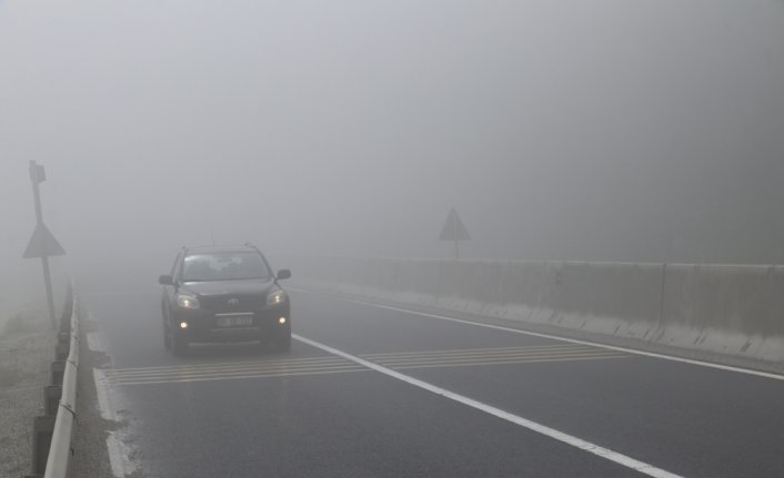 Bolu Dağı'nda sis nedeniyle görüş mesafesi 30 metreye kadar düştü