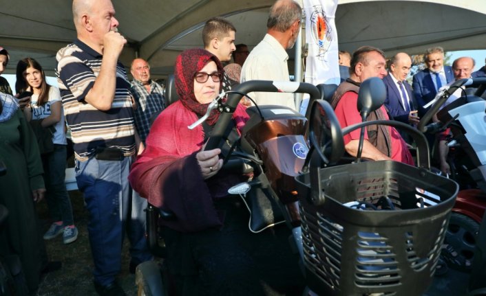 Samsun'da akülü engelli aracı ve tekerlekli sandalye dağıtımı