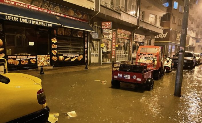 Sinop'ta sağanak su baskınlarına neden oldu