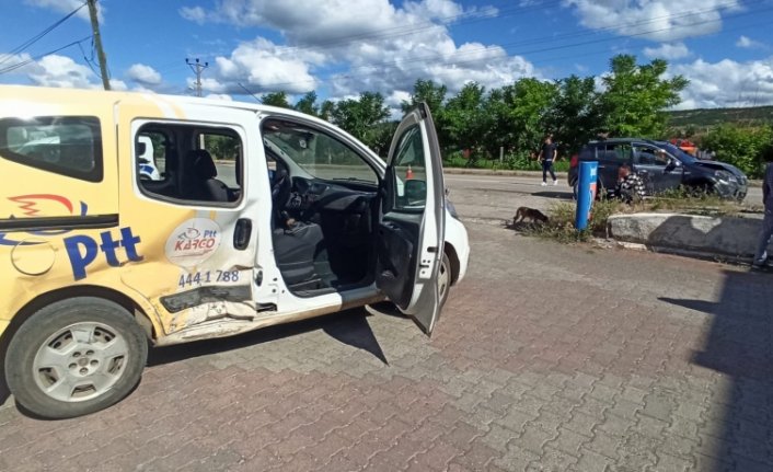 Tokat'ta kargo aracıyla otomobilin çarpıştığı kazada 5 kişi yaralandı