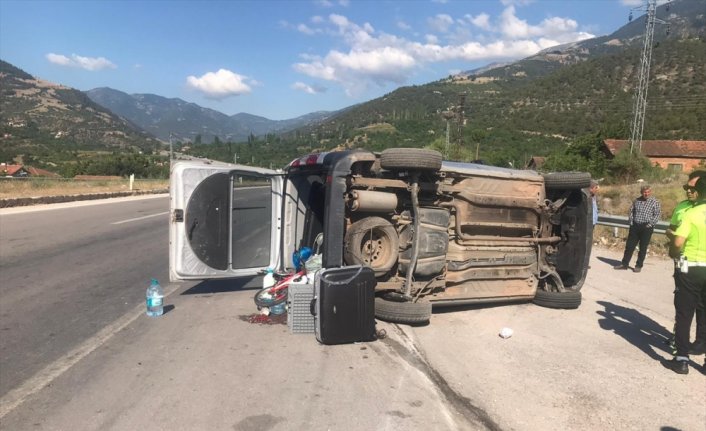 Amasya'da devrilen hafif ticari araçtaki 1 çocuk öldü, 4 kişi yaralandı