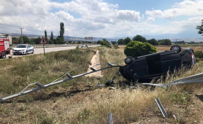 Amasya'da devrilen hafif ticari araçtaki 3 kişi yaralandı