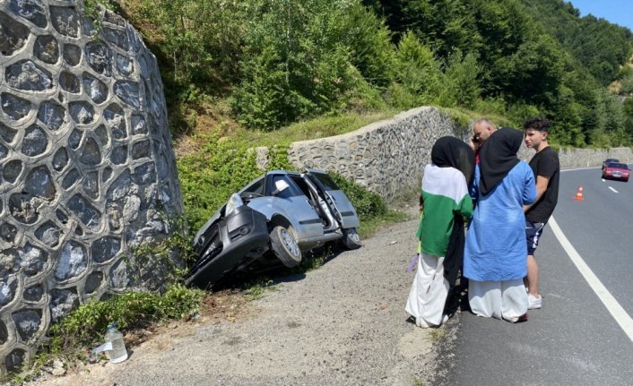 Zonguldak'ta bayramlaşmadan dönen ailenin bulunduğu araç istinat duvarına çarptı