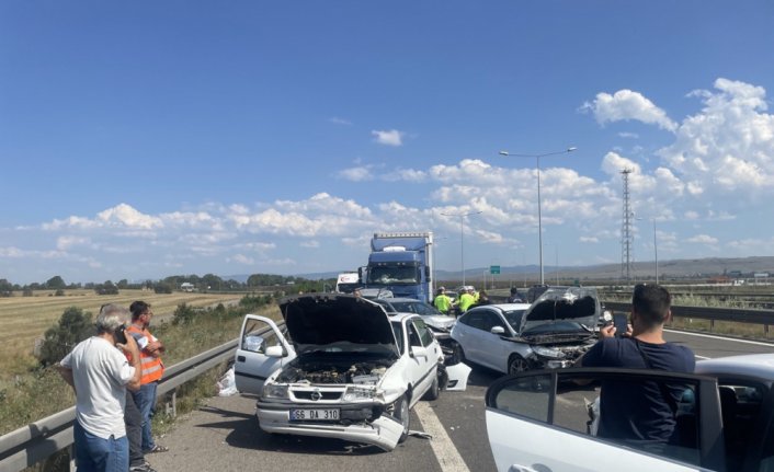 Anadolu Otoyolu'nun Bolu kesiminde zincirleme trafik kazasında 8 kişi yaralandı