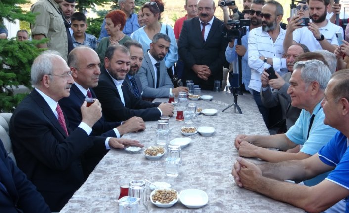 Kılıçdaroğlu, Çorum'da partililerle çay içti