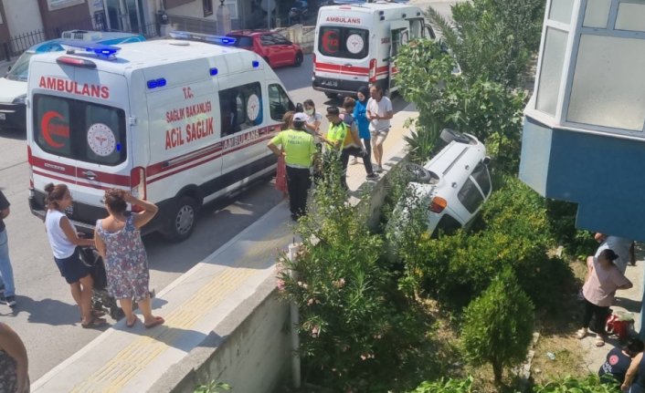 Sinop’ta otomobil bahçeye devrildiği kazada 4 kişi yaralandı