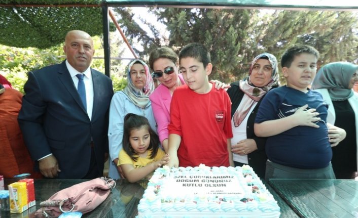 Vali Hatipoğlu'nun eşi engelli çocukların doğum gününe katıldı