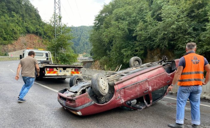 Zonguldak'ta devrilen otomobildeki 2 kişi yaralandı