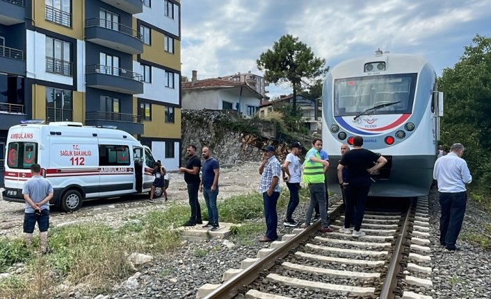 Zonguldak'ta yolcu treninin çarptığı kişi yaralandı