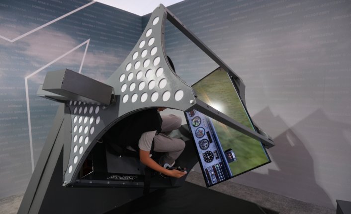 360 derece uçuş simülatörü TEKNOFEST ziyaretçilerinin ayaklarını yerden kesti