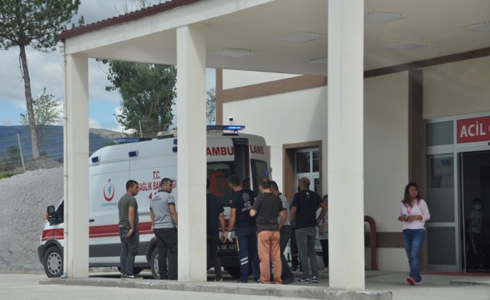 Bolu'da bir çiftçi traktörden düşen tüfeğin ateş alması sonucu yaralandı