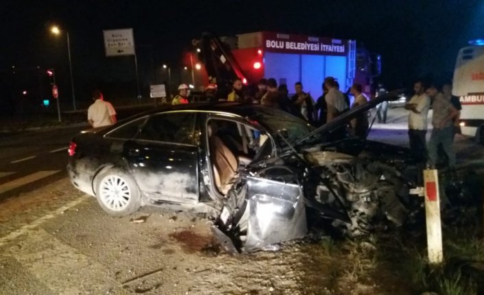 Bolu'da otomobilin elektrik direğine çarpması sonucu 1 kişi yaralandı