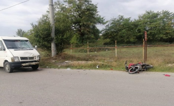 Düzce'de minibüsle çarpışan motosikletin sürücüsü hayatını kaybetti