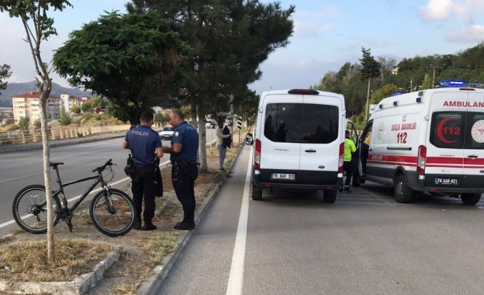 Karabük'te minibüsle çarpışan bisikletin sürücüsü yaralandı
