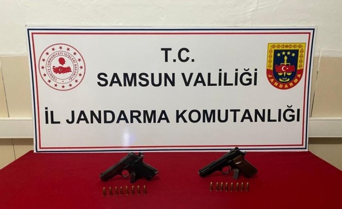 Samsun'da yol uygulamasında 2 silah ele geçirildi