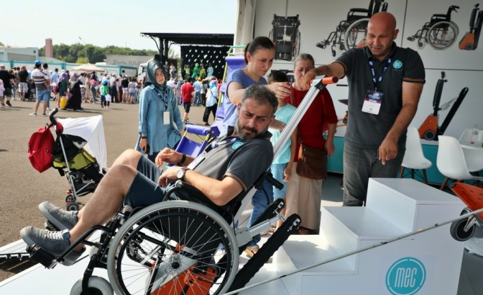 Tekerlekli sandalyenin merdivenden çıkmasını sağlayan paletli sistem TEKNOFEST'te