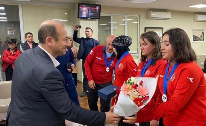 Avrupa şampiyonu Bocce Kadın Genç Milli Takımı'nın sporcuları Samsun'da çiçeklerle karşılandı