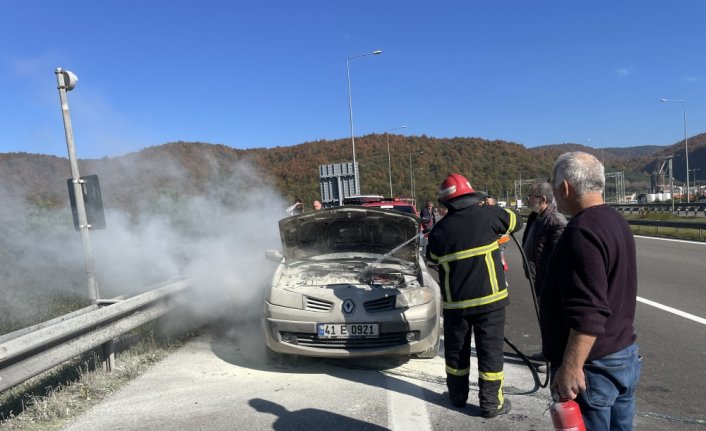 Bolu Dağı'nda seyir halindeki otomobilde çıkan yangın söndürüldü