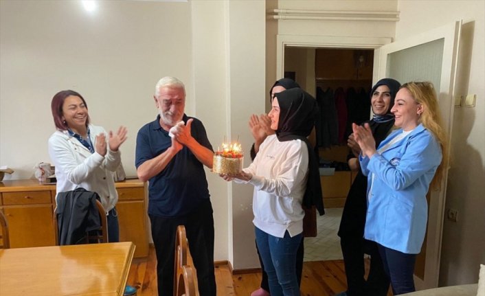 Trabzon'da belediyeden evde bakım hizmeti alan kişiye doğum günü sürprizi