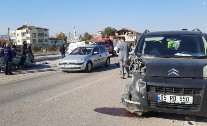Amasya'da hafif ticari araçla otomobilin çarpıştığı kazada 3 kişi yaralandı