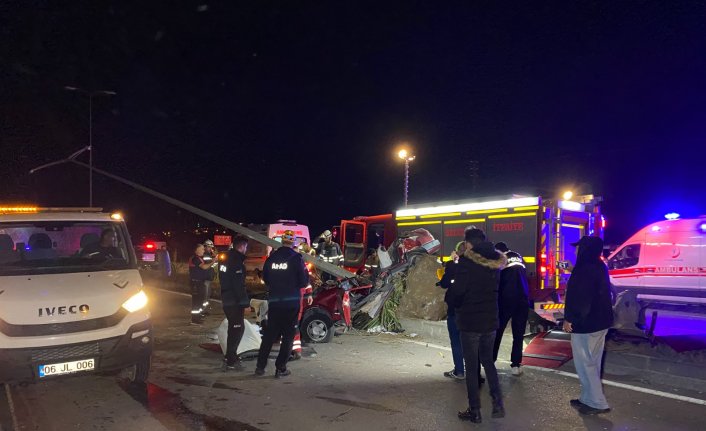 Bartın'da otomobilin direğe çarpması sonucu 15 yaşındaki sürücü öldü, 3 arkadaşı  yaralandı