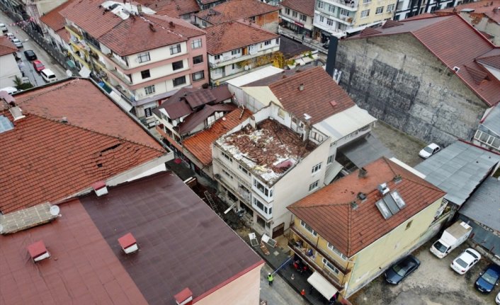 Düzce'de ağır hasar gören 3 katlı apartman yıkılıyor