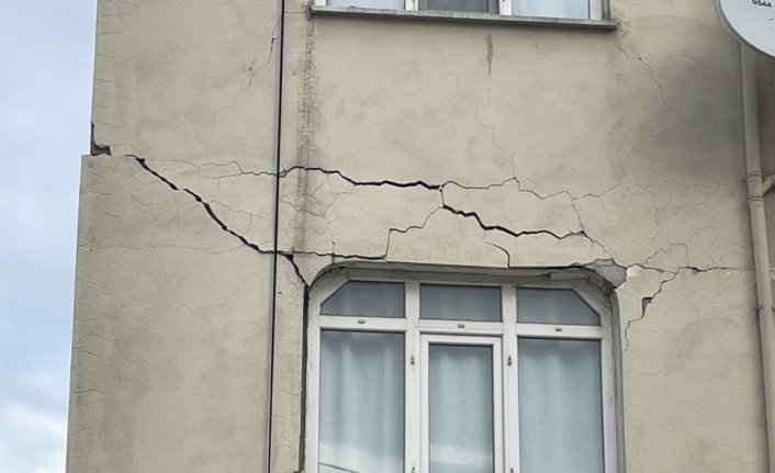 Düzce'de deprem nedeniyle binalarında hasar oluşan vatandaşlar yaşadıklarını anlattı:
