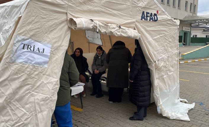 Düzce'de hastane bahçesine olası yoğunluğa karşı AFAD çadırları kuruldu