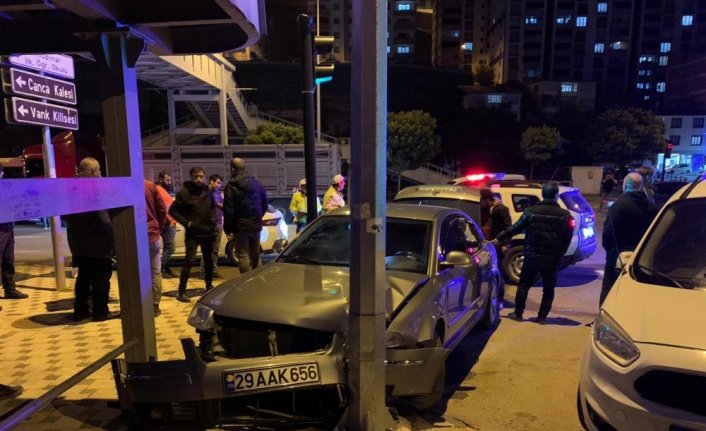Gümüşhane'de polisten kaçan ehliyetsiz sürücünün kaza yapması sonucu 3 kişi yaralandı