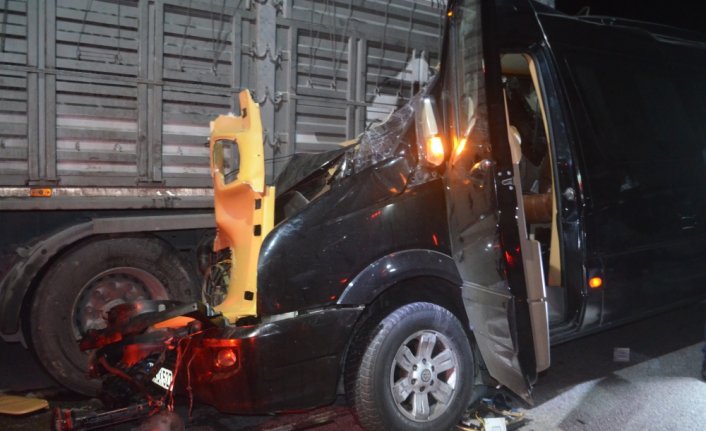 GÜNCELLEME - Amasya’da tiyatrocuları taşıyan minibüsle kamyonun çarpıştığı kazada 3 kişi öldü, 8 kişi yaralandı