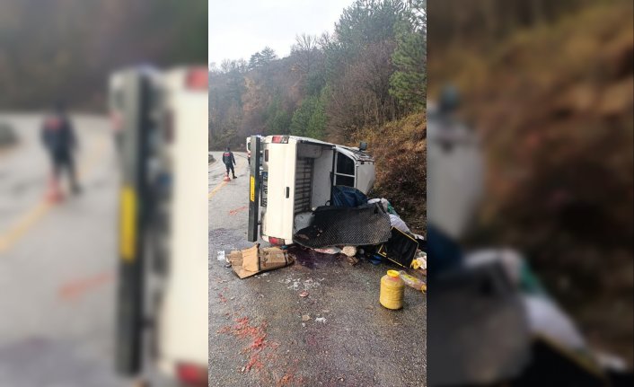 Karabük'te devrilen kamyonetteki 4 kişi yaralandı