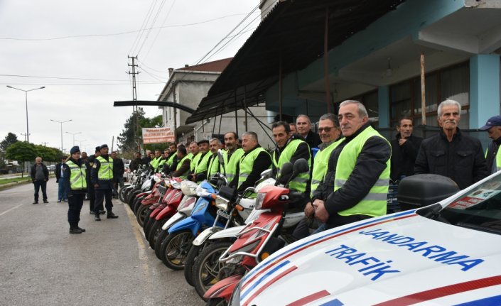 Samsun'da kırsaldaki bisiklet ve motosiklet sürücülerine reflektif yelek dağıtıldı