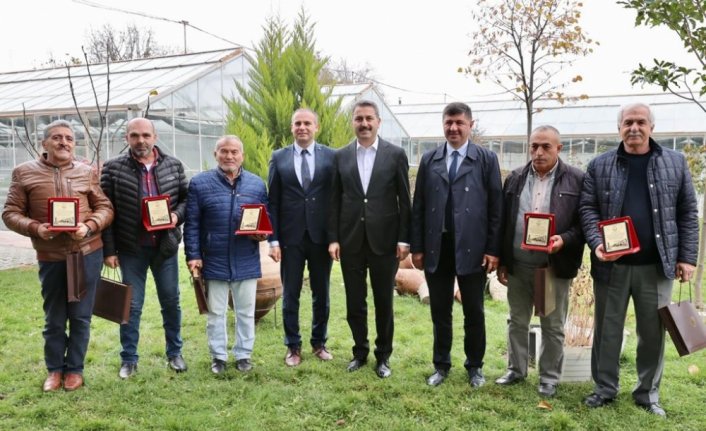 Tokat Belediye Başkanı Eroğlu emekli olanlara plaket verdi