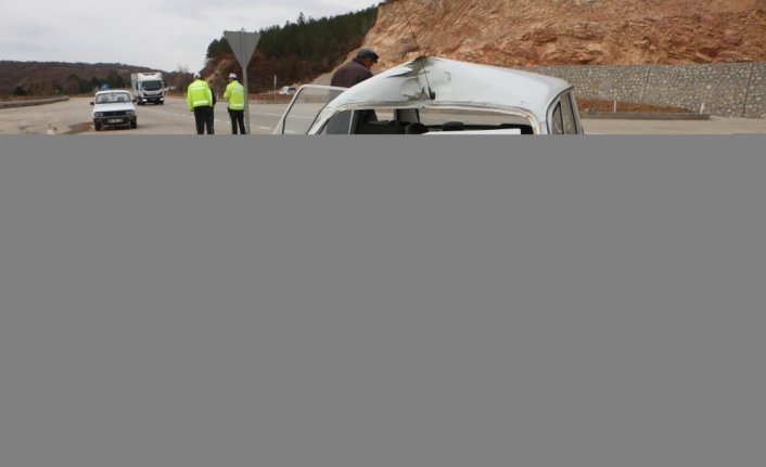 Tokat'ta otomobil ile kavak ağacı yüklü traktör çarpıştı, 6 kişi yaralandı