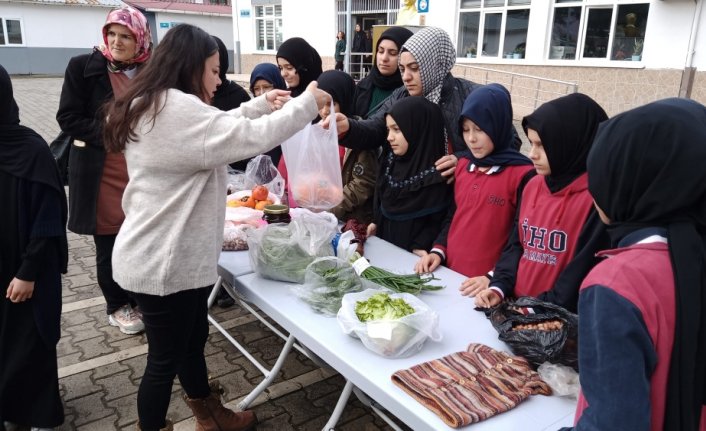 19 Mayıs ilçesinde öğrenciler yöresel pazar etkinliği yaptı