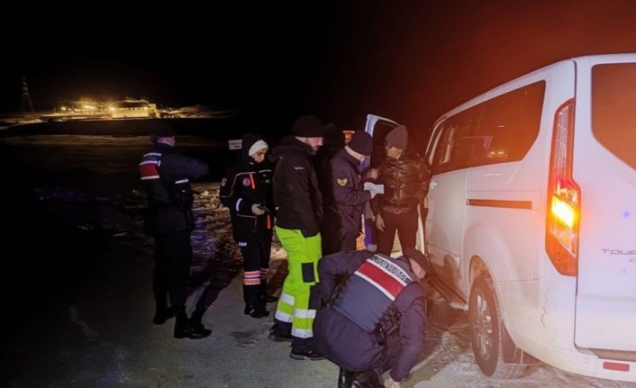 Bayburt'ta kar nedeniyle yolda mahsur kalan turistler kurtarıldı