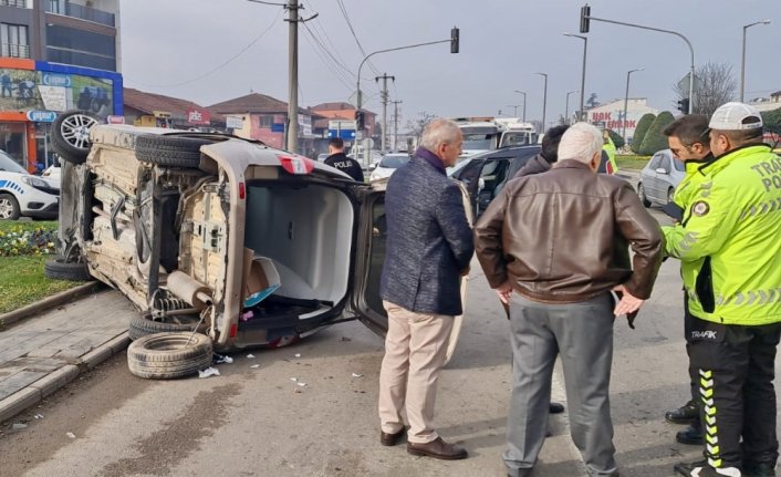 Düzce'de hafif ticari araç ile otomobilin çarpıştığı kazada 4 kişi yaralandı