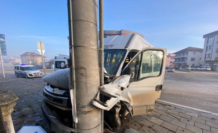 Düzce'de minibüsle çarpışan otomobilin sürücüsü yaralandı