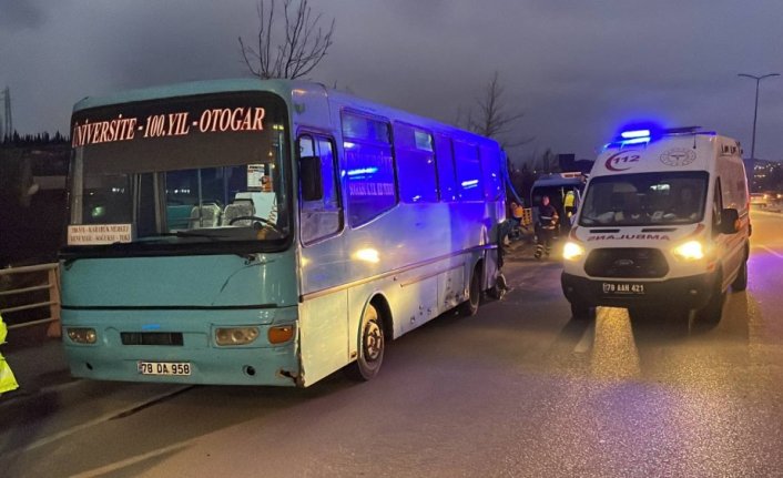 Karabük'te halk otobüsü ile minibüsün çarpıştığı kazada 10 kişi yaralandı