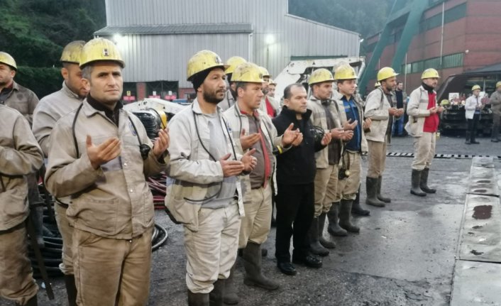Zonguldak'ta madenciler, patlamada hayatını kaybeden meslektaşları için dua etti