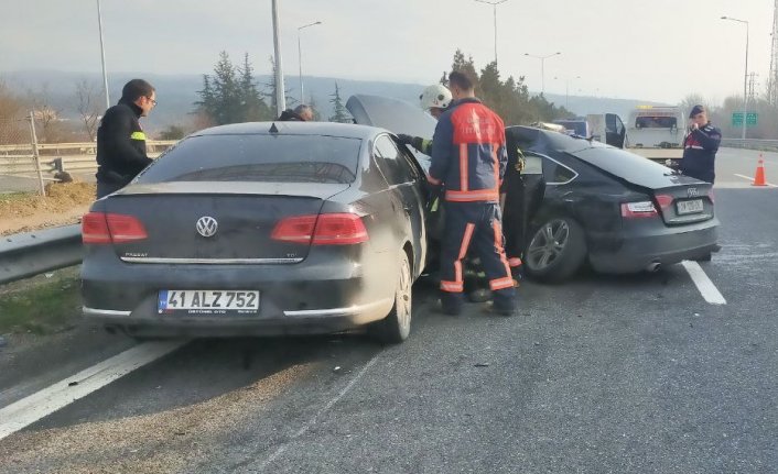 Anadolu Otoyolu'nda iki otomobil çarpıştı, 3 kişi yaralandı