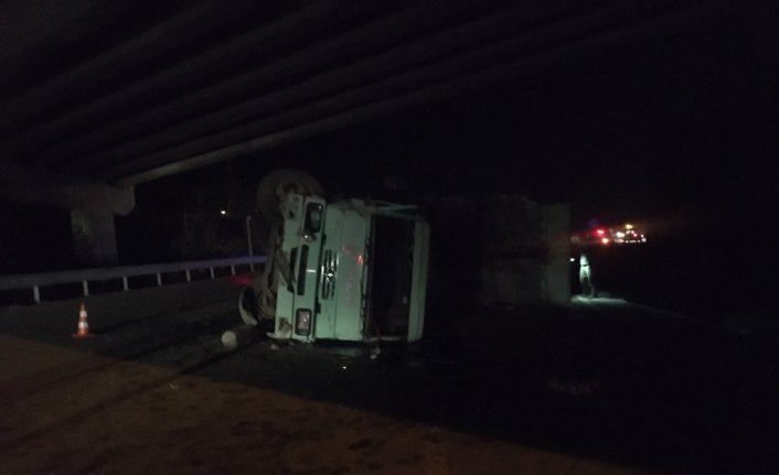 Düzce’de kamyonun açık unutulan damperinin köprüye çarpması sonucu 3 kişi yaralandı